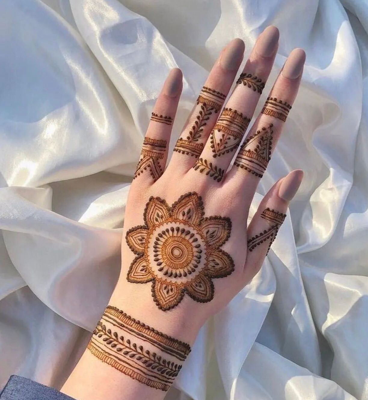 backhand mehndi